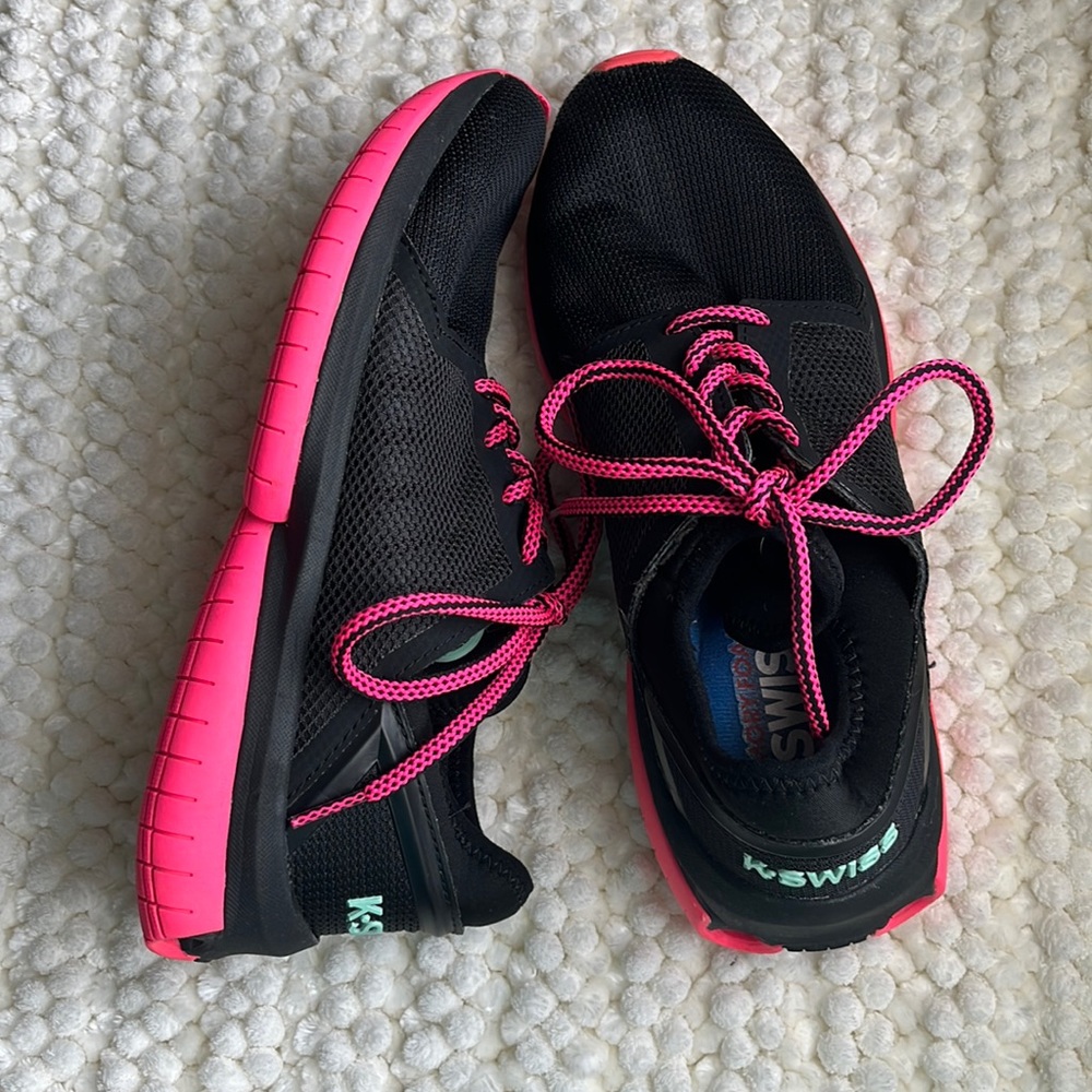 K-Swiss size 8.5 athletic tennis shoes with Tubes soles & memory foam insoles